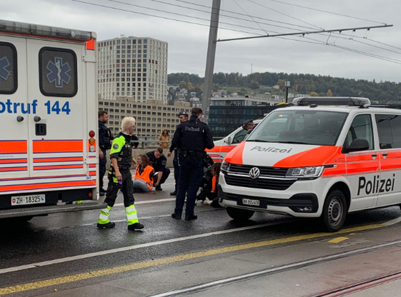 Die Polizei legt eine Aktivistin in Handschellen.