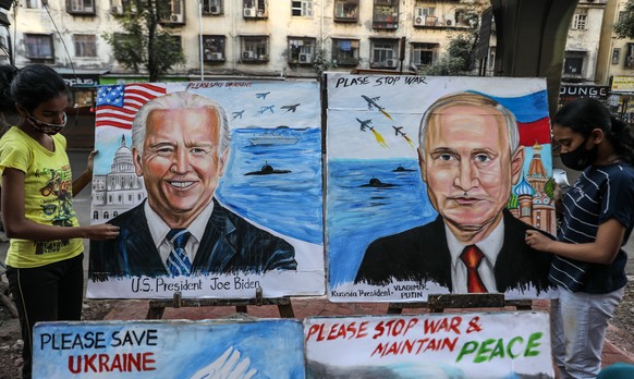 epa09775605 Students of the Gurukul School of Art paint portraits of US President Joe Biden and Russian President Vladimir Putin with a message wishing peace between Ukraine and Russia, in Mumbai, Ind ...