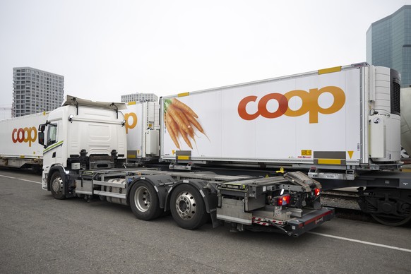 Umladevorgang von Gueter vom Zug auf einen Lastwagen bei der Eroeffnung des Eisenbahn-Hubs in Zuerich, am Freitag, 7. November 2025 in Zuerich. Coop beliefert neu auch ueber 70 Verkaufsstellen in der  ...