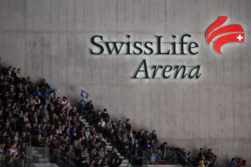 Besucher verfolgen das Eishockeyspiel der National League zwischen den ZSC Lions und dem HC Fribourg-Gotteron am Dienstag, 18. Oktober 2022, in der Swiss Life Arena in Zuerich. (KEYSTONE/Ennio Leanza) ...