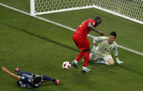 epa06859069 Romelu Lukaku of Belgium (C), goalkeeper Eiji Kawashima of Japan (R) and Maya Yoshida of Japan in action during the FIFA World Cup 2018 round of 16 soccer match between Belgium and Japan i ...