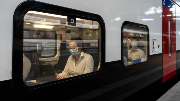 Reisende mit Schutzmasken in einem Zug am Bahnhof SBB in Basel, am Montag, 6. Juli 2020. Das Schutzkonzept gegen das Coronavirus wurde angepasst: Alle Reisenden muessen in oeffentlichen Verkehrsmittel ...