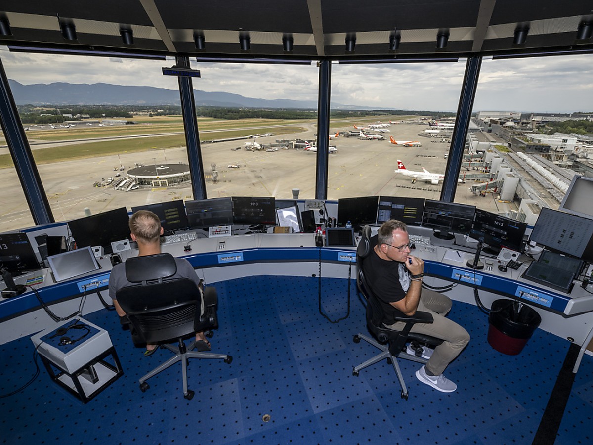 Deux contrôleurs aériens et un superviseur de Skyguide sont toujours en poste dans la tour de contrôle de l'Aéroport de Genève.