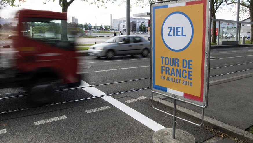 Sicht auf den Zielstrich der Tour de France auf der Papiermuehlestrasse, am Montag, 20. Juni 2016, in Bern. Die diesjaehrige Tour de France weilt vom 18. bis 20. Juli 2016 in Bern. (KEYSTONE/Peter Sch ...