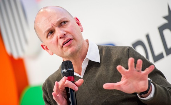 epa04032725 US American computer engineer and founder of the company &#039;Nest Labs&#039; Tony Fadell speaks during the Digital Life Design conference in Munich, Germany, 20 January 2014. EPA/MARC MU ...