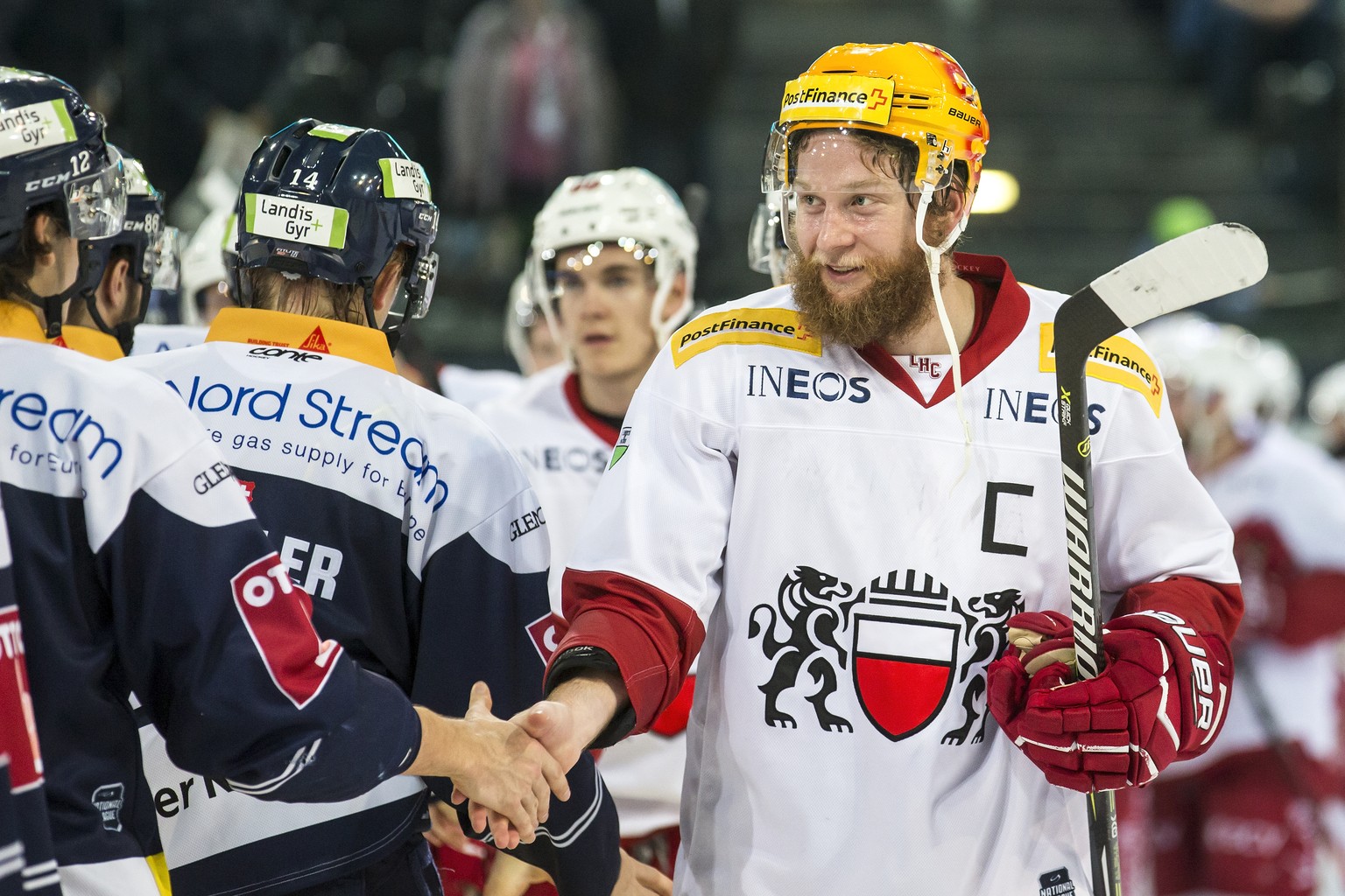 Lausannes Jonas Junland, rechts, im Eishockey Meisterschaftsspiel der National League zwischen dem EV Zug und Lausanne HC, am Samstag, 3. November 2018, in der Bossard Arena in Zug. (PPR/Alexandra Wey ...