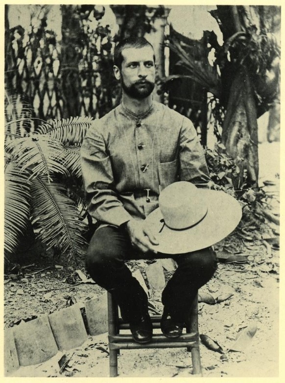 Alexandre Yersin, schweizerisch-französischer Arzt, Entdecker des Pest-Erregers Yersinia pestis.
Der Arzt auf einer seiner Forschungsreisen in Indochina. Fotografie, entstanden zwischen 1892 und 1894.