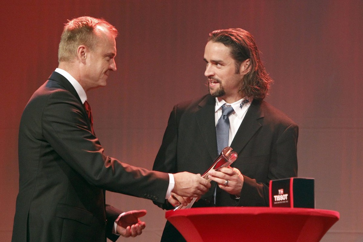 Josh Holden vom EV Zug gewinnt den "MPP" (Most popular Player) Swiss Ice Hockey Award bei der Verleihung der Swiss Ice Hockey Awards am Montag, 13. September 2010 in Wettingen. (KEYSTONE/STR ...