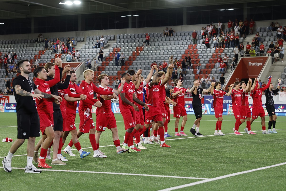 epa13125492 Players of Thun greet their supporters after the UEFA Champions League second qualifying round match between FC Thun and Dinamo Zagreb, in Thun, Switzerland, 21 July 2026. EPA/PETER KLAUNZ ...