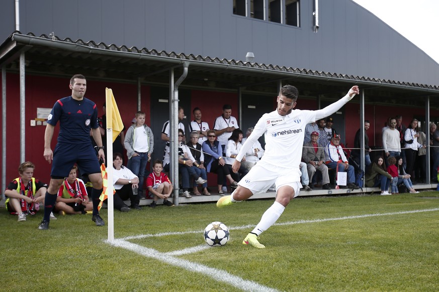 FCZ-Spieler Francisco Rodriguez beim Eckball in Schönbühl. Der Linienrichter und die Zuschauer sind nah beim Geschehen.&nbsp;