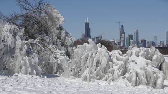 epa07332174 Ice and snow builds up along Lake Michigan in Chicago, Illinois, USA, 30 January 2019. The US Midwest is gripped by a coldspell as a polar vortex sent temperatures far below zero degrees C ...