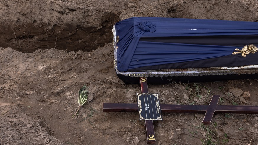 epaselect epa10115744 A coffin containing the body of an unidentified person killed in the Bucha district at the time of the Russian occupation, during the mass burial at a cemetery in Bucha, northwes ...