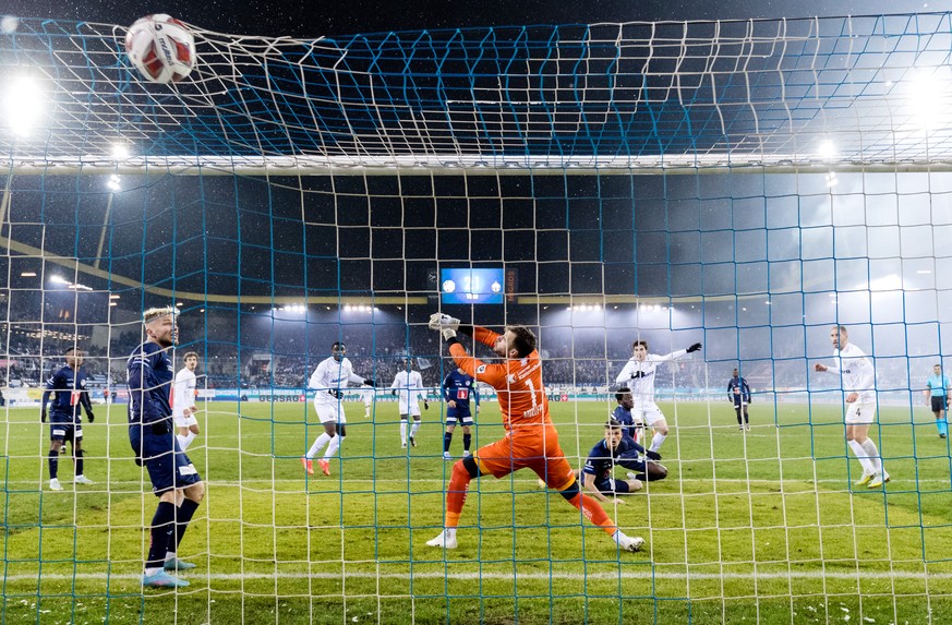 FC Zuerichs Roko Simic erzielt das 2:2 gegen FC Luzerns Torhueter Marius Mueller im Fussball Meisterschaftsspiel der Super League zwischen dem FC Luzern und dem FC Zuerich am Samstag, 21. Januar 2023  ...