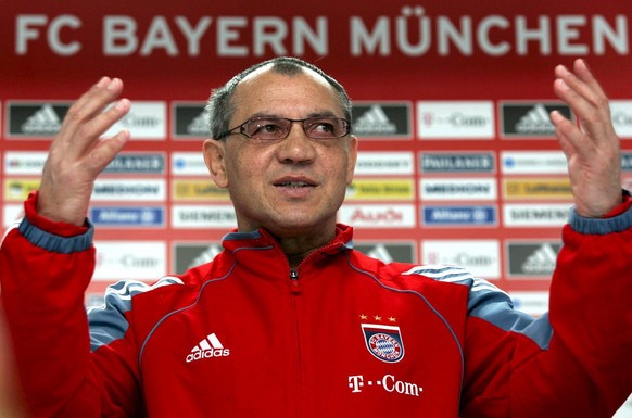 Picture dated Tuesday, 11 April 2006 shows Felix Magath, coach of the German Bundesliga soccer club FC Bayern Munich, gesturing as he gives a press conference in Munich, Germany. Bayern Munich part co ...