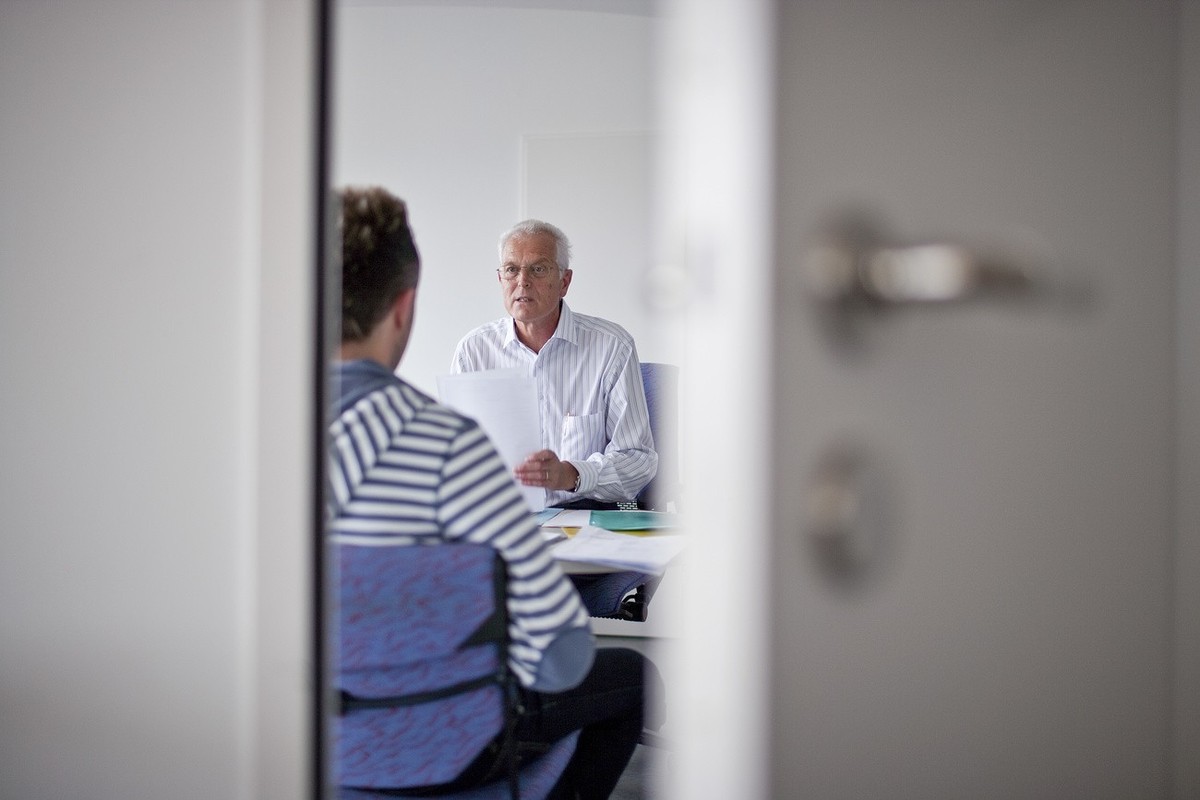 A collaborator of the government employment agency RAV in Suhr in the canton of Aargau, Switzerland, talks to a young unemployed person during a counseling session, pictured on May 15, 2009. (KEYSTONE ...
