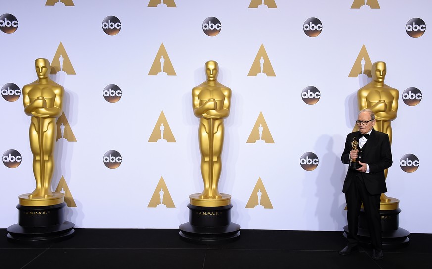 Ennio Morricone geht neben dem Oscar beinahe unter.