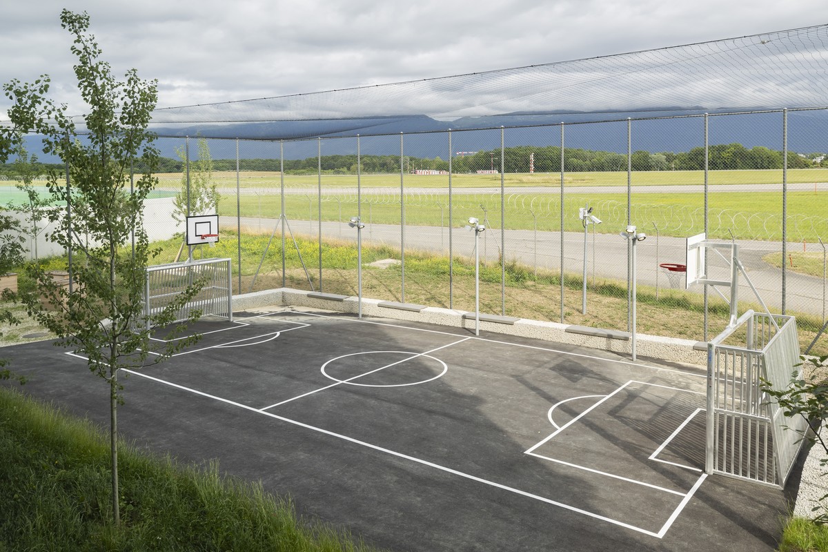 Le terrain de sport du centre photographie lors d'une visite du centre federal pour requerants d'asile (CFA) sans fonctions procedurales du Grand-Saconnex ce lundi 16 juin 2025 au Grand-Saco ...