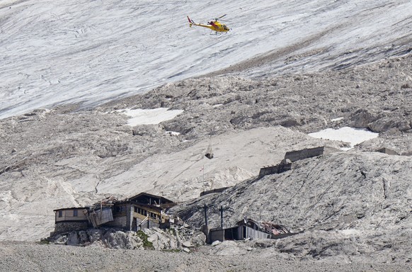 Ein Rettungshelikopter trägt technische Geräte zum Unglücksort, 5. Juli 2022.