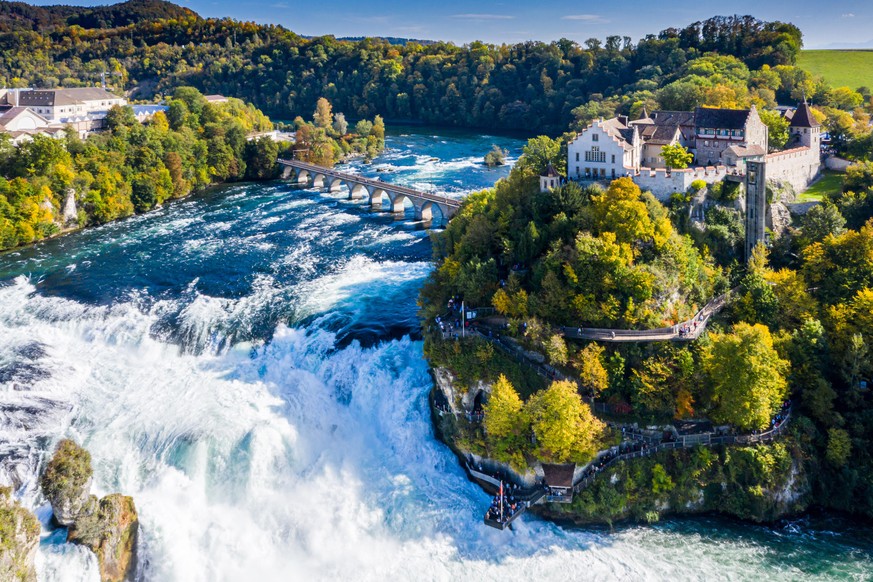 Der Rheinfall. Von Schaffhausen her kommend lohnt sich der Gang über die Brücke, um dann auf der anderen Seite bis unten ans Wasser zu können (eintrittspflichtig). Auf der Schaffhauserseite fahren Boo ...