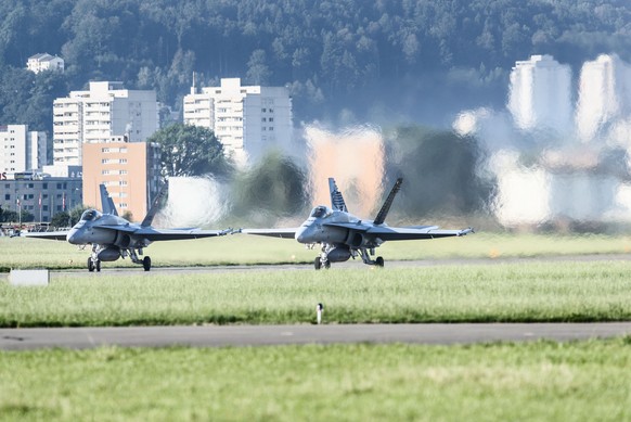 Two F/A-18 planes start their flight, pictured on August 20, 2013, at the military airbase of the Swiss Air Force in Emmen, canton of Lucerne, Switzerland. (KEYSTONE/Christian Beutler)

Zwei F/A-18-Fl ...