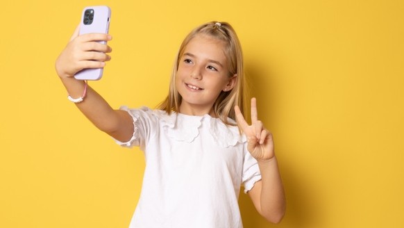 mädchen social media handy