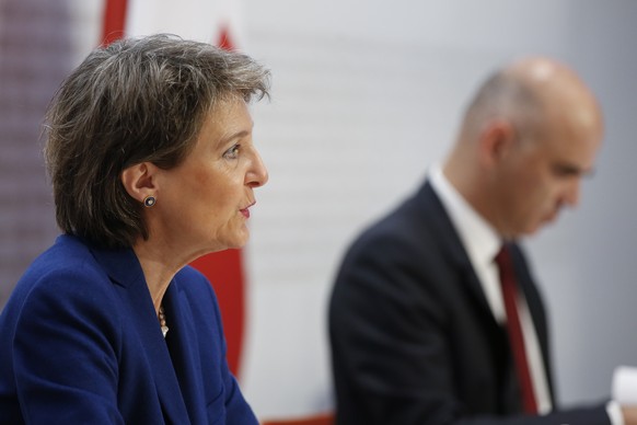 Bundespraesidentin Simonetta Sommaruga spricht neben Bundesrat Alain Berset waehrend einer Medienkonferenz des Bundesrates zur aktuellen Lage und Massnahmen im Zusammenhang mit dem Coronavirus, am Mit ...