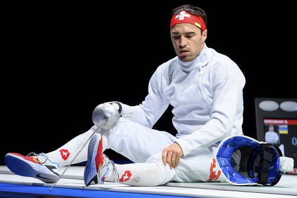 epa09363243 Switzerland&#039;s Max Heinzer falls as he competes against Ukraine&#039;s Roman Svichkar, during the men&#039;s epee fencing individual round of 32 competition at the 2020 Tokyo Summer Ol ...