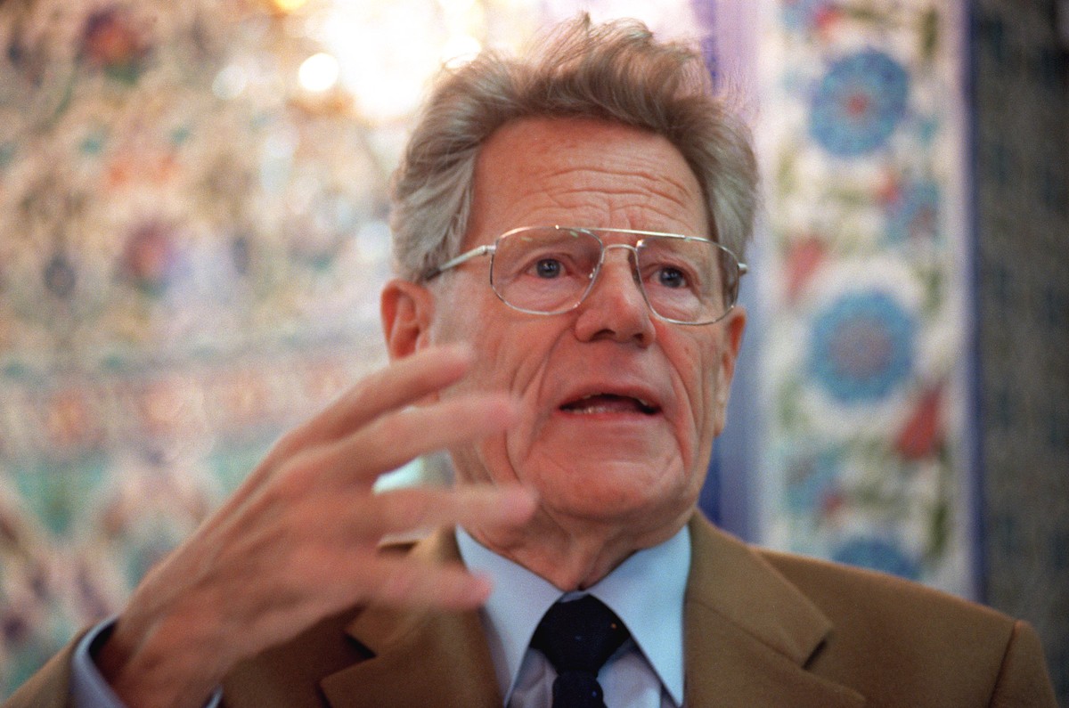 ARCHIVBILD ZUM TOD VON HANS KUENG, AM DIENSTAG, 6. APRIL 2021 - Portrait des Schweizer Theologen und Begruenders der Stiftung 'Weltethos" Hans Kueng, aufgenommen am 25. Januar 2000. Kueng ka ...