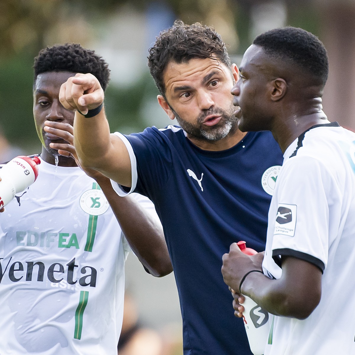 L'entraineur yverdonnois Uli Forte, parle a ses joueurs lors de la rencontre de football de Challenge League entre Neuchatel Xamax FCS et Yverdon-Sport FC le samedi 21 aout 2021 au stade Municipa ...