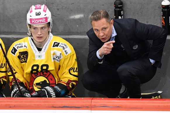 Berns Head Coach Jussi Tapola, rechts, gibt Anweisungen an Thierry Schild, links, beim Eishockey-Qualifikationsspiel der National League zwischen den SCL Tigers und dem SC Bern, am Mittwoch, 18. Oktob ...