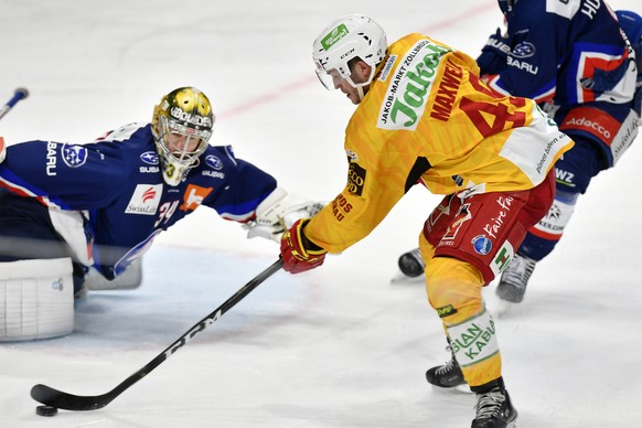 Der Tiger Ben Maxwell, rechts, bezwingt den Lions Torhueter Joni Ortio, links, zum 2-3 Siegestreffer beim Eishockeyspiel der National League ZSC Lions gegen die SCL Tigers in Zuerich am Donnerstag, 2. ...