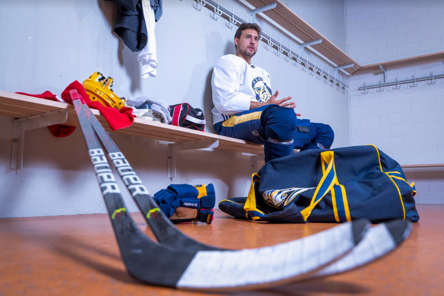 Nino Niederreiter vor dem Training in der Kabine.