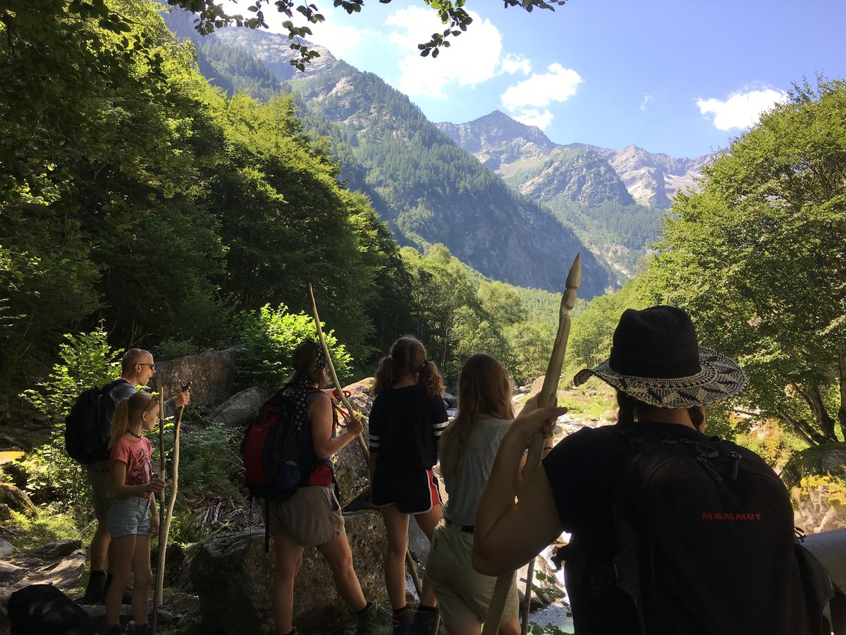 Man beachte die selbstgeschnitzten Wanderstöcke.