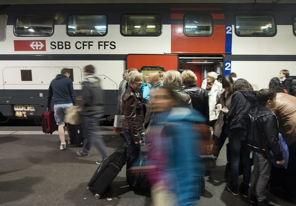 ARCHIV --- ZUM SBB-KONZERNERGEBNIS IM ERSTEN JAHR STELLEN WIR IHNEN FOLGENDES BILD ZUR VERFUEGUNG --- Bahnpassagiere entsteigen einem Intercity-Zug, am Montag 15. Oktober 2012, im Bahnhof Bern. (KEYST ...