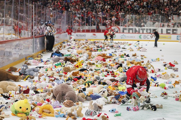 Des peluches sont photographiees sur la glace pendant le lancer de peluches du public pour des associations caritatives, lors du match du championnat suisse de hockey sur glace de National League entr ...