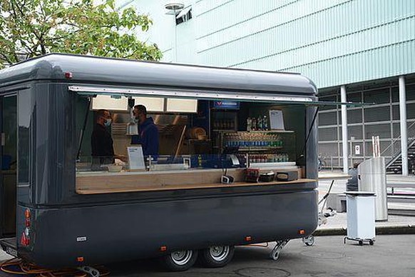 Der Foodtruck vor der Universität Luzern muss jetzt einem Covid-Testcenter weichen.