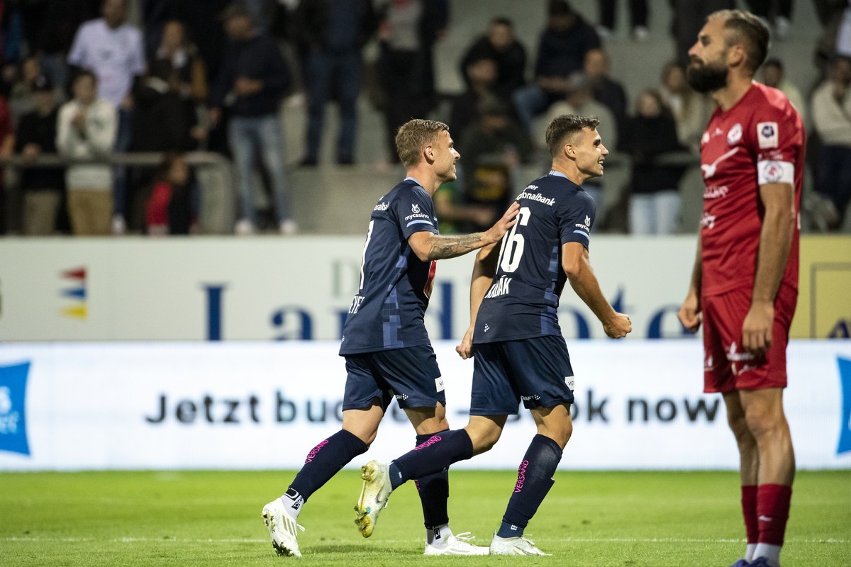 Jubel bei Luzerns Max Meyer und Luzerns Jakub Kadak, von links, neben Winterthurs Granit Lekaj, rechts, im Fussball Meisterschaftsspiel der Super League zwischen dem FC Winterthur und dem FC Luzern im ...