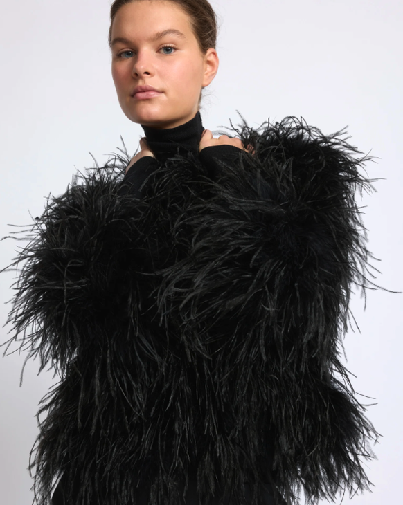 Une veste en plumes d'autruche de la marque Yves Salomon.