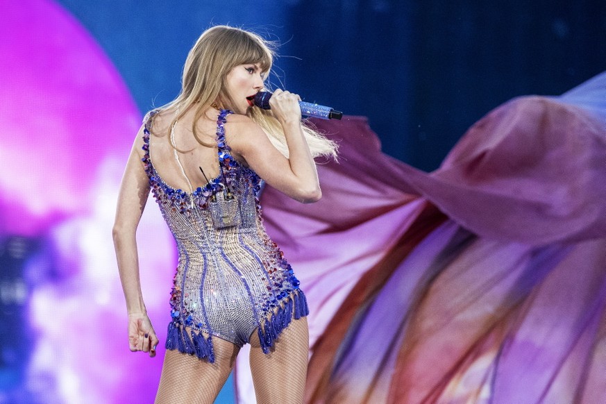 epa10998608 US singer-songwriter Taylor Swift performs during a concert of her Eras Tour at MetLife Stadium in New Rutherford, New Jersey, USA, 26 May 2023. EPA/SARAH YENESEL