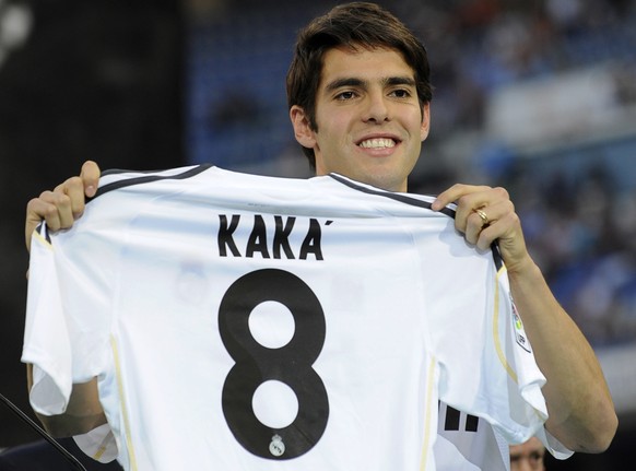 Real Madrid new player Kaka from Brazil shows his new jersey during his presentation at the Santiago Bernabeu stadium in Madrid on Tuesday, June 30, 2009. (AP Photo/Daniel Ochoa de Olza)