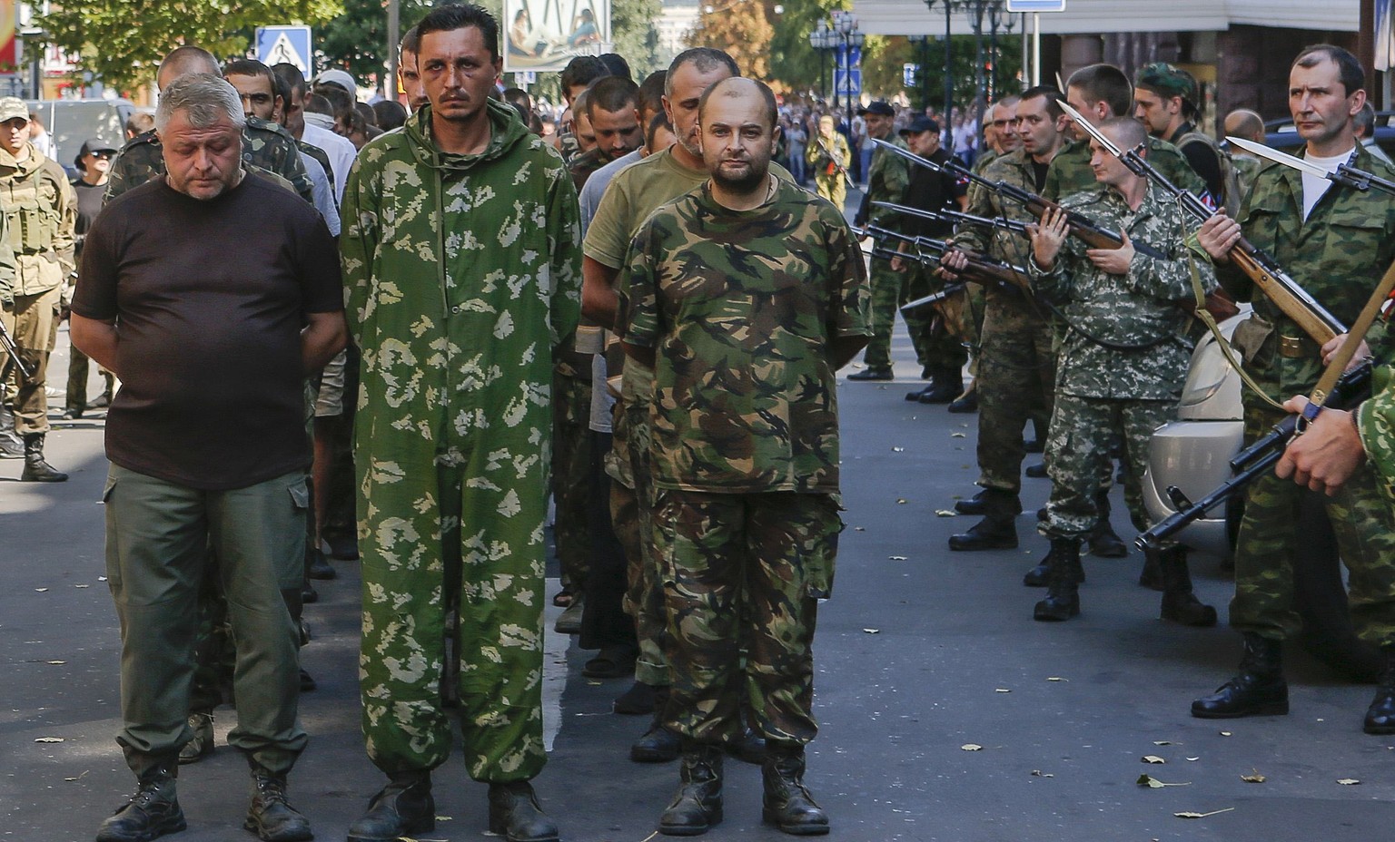 Zurschaustellung: Gefangene ukrainische Soldaten werden durch die Hauptstrasse von Donezk getrieben.&nbsp;