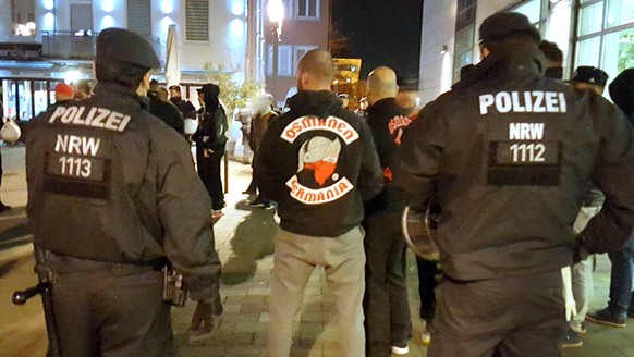 ARCHIV - 25.01.2016, Nordrhein-Westfalen, Neuss: Polizisten begleiten ein Treffen der türkischstämmigen Rockergruppe «Osmanen Germania». (zu dpa &quot;Innenminister Seehofer verbietet «Osmanen Germani ...