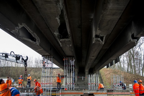 Nach dem Bagger-Vorfall musste die Brücke gestützt werden.