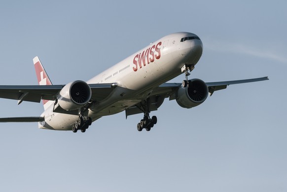 A Boeing 777-300ER of the Swiss International Air Lines lands at Zurich Airport in Kloten in the Canton of Zurich, Switzerland, on August 14, 2017. (KEYSTONE/Christian Beutler)

Eine Boeing 777-300ER  ...