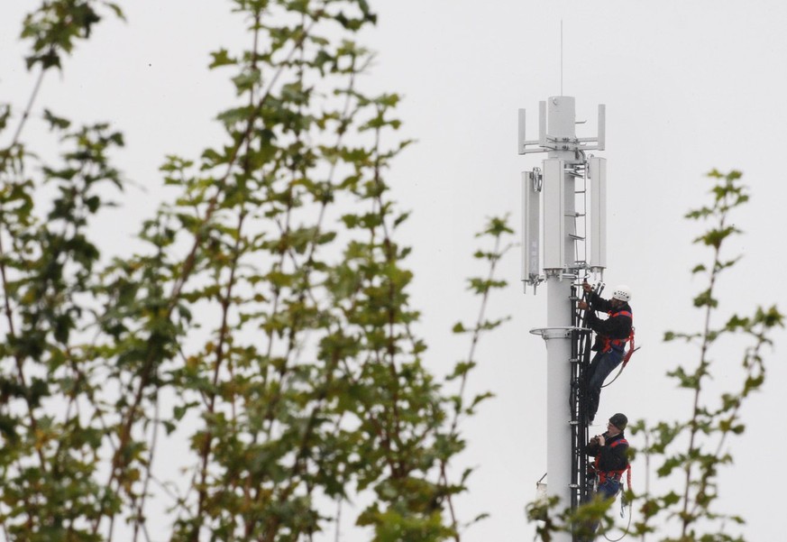 Eine Mobilfunk Antenne wird errichtet am Freitag, 23. Oktober 2009, in Tagelswangen, Kanton Zuerich. (KEYSTONE/Steffen Schmidt)