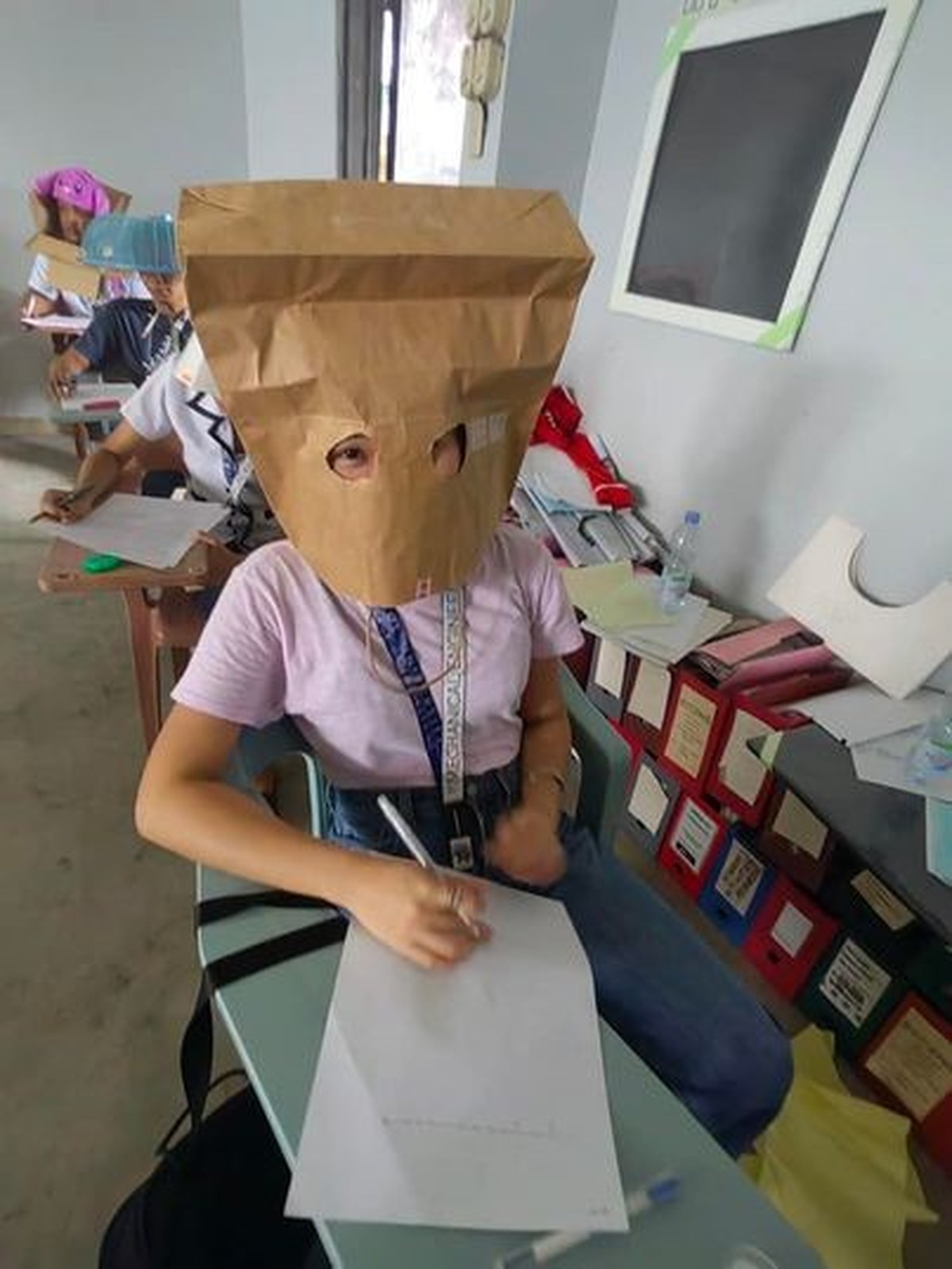 Die philippinische Lehrerin Mary Joy Mandane-Ortiz hat ihre Schülerinnen und Schüler aufgefordert, aus Papier einen Hut zu basteln, damit sie bei den Zwischenprüfungen nicht abschreiben können.