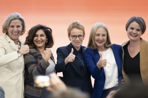 Zwei der vier wiedergewählten Basler Nationalrätinnen jubeln dank Listenverbindungen: Patricia von Falkenstein (LDP, ganz links) und Katja Christ (GLP, zweite von rechts).