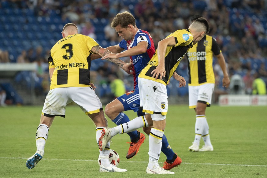 epa06953306 Basel&#039;s Fabian Frei, center, fights for the ball against Vitesse&#039;s Maikel van der Werff, left, and Vyacheslav Karavaev, right, during the UEFA Europa League third qualifying roun ...