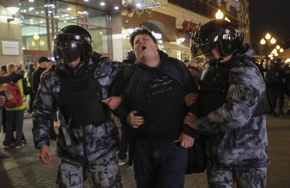 epa10197369 Russian policemen detain a participant of an unauthorised protest against the partial mobilisation due to the conflict in Ukraine, in central Moscow, Russia, 21 September 2022. Russian Pre ...