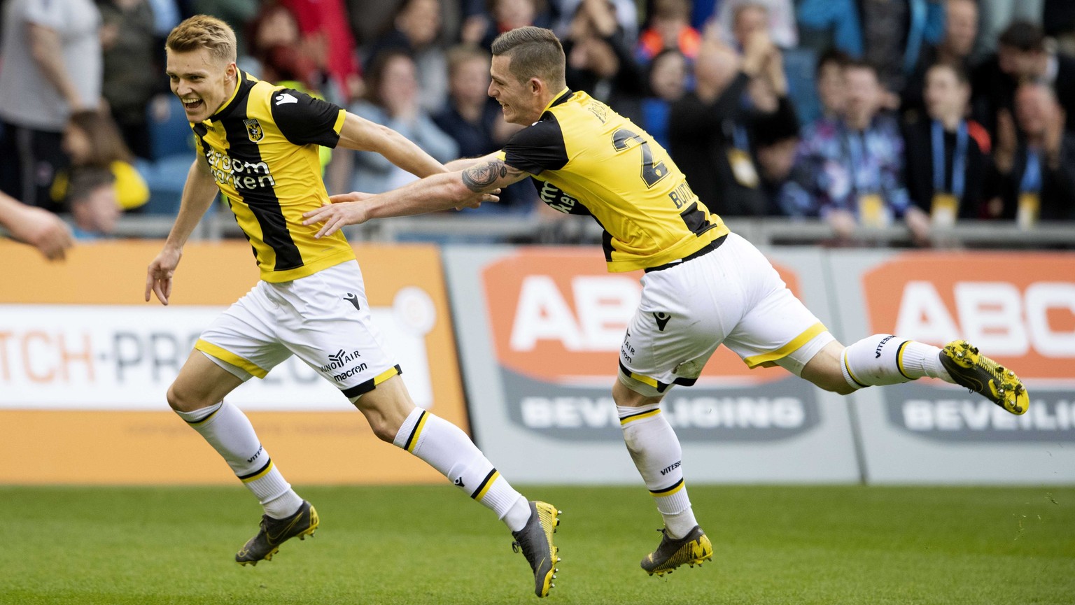 Martin Ödegaard jubelt nach seinem Tor gegen PSV Eindhoven.